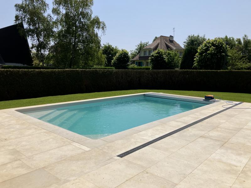 Création d’une piscine “CELESTINE 8” chez notre client situé à Biéville-Beuville. 